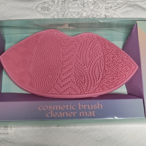 Belk Pink Lip-Shaped Brush Cleaner Mat - Picture 4 of 7